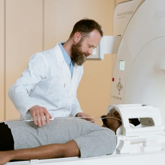 Man kontrolleras med hjälp av magnetröntgen